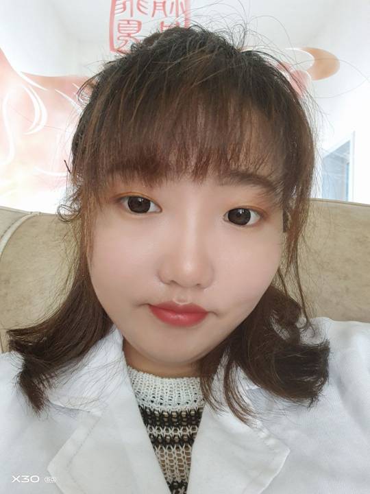 吕娜头像