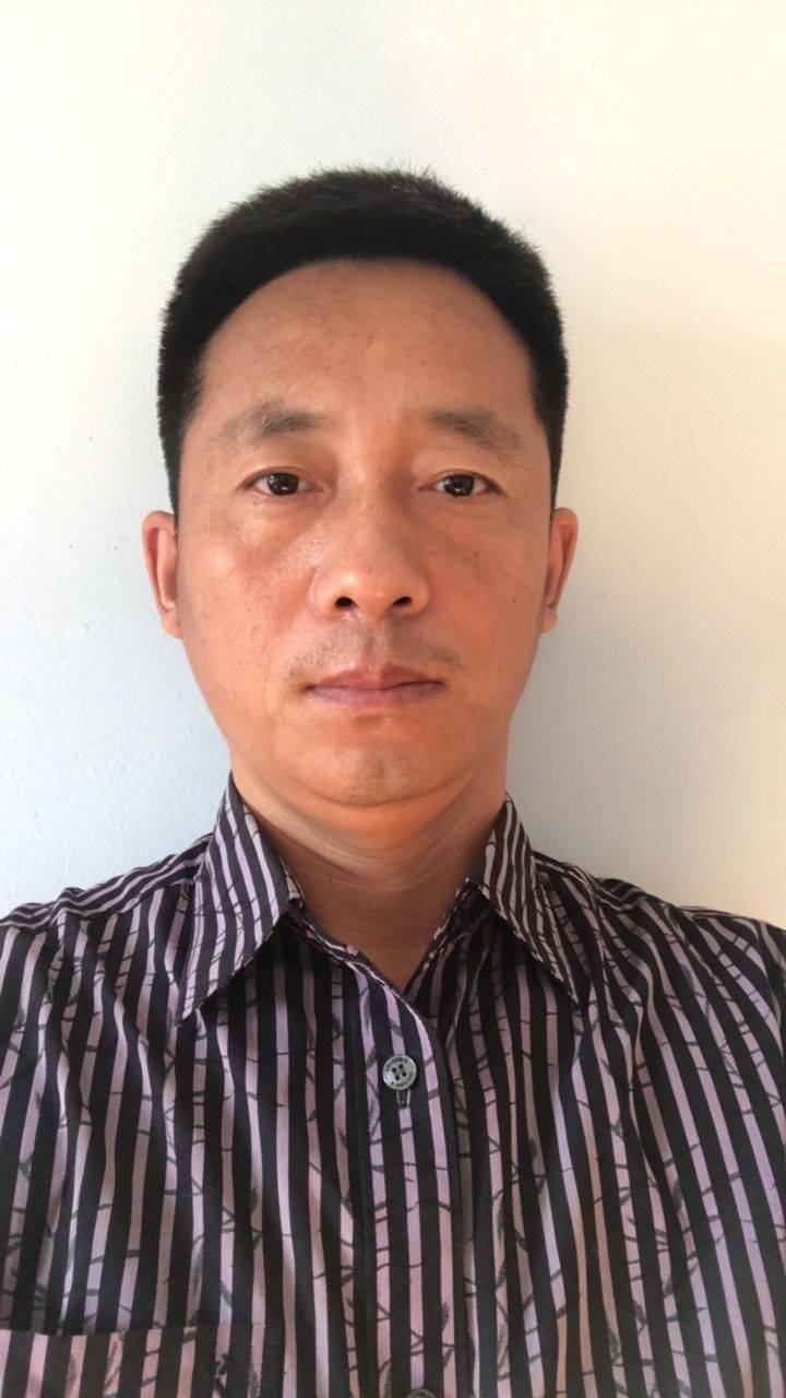 房钢头像