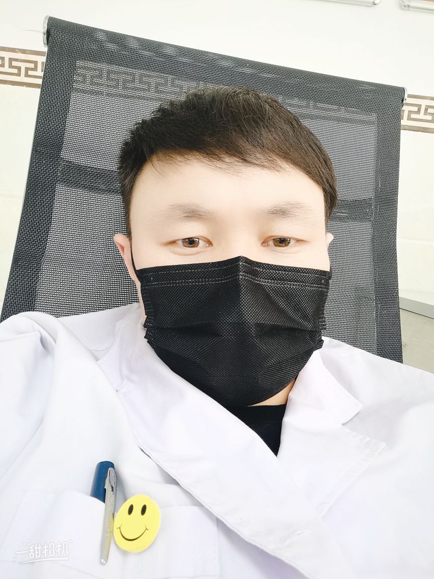 巴依哈达木头像