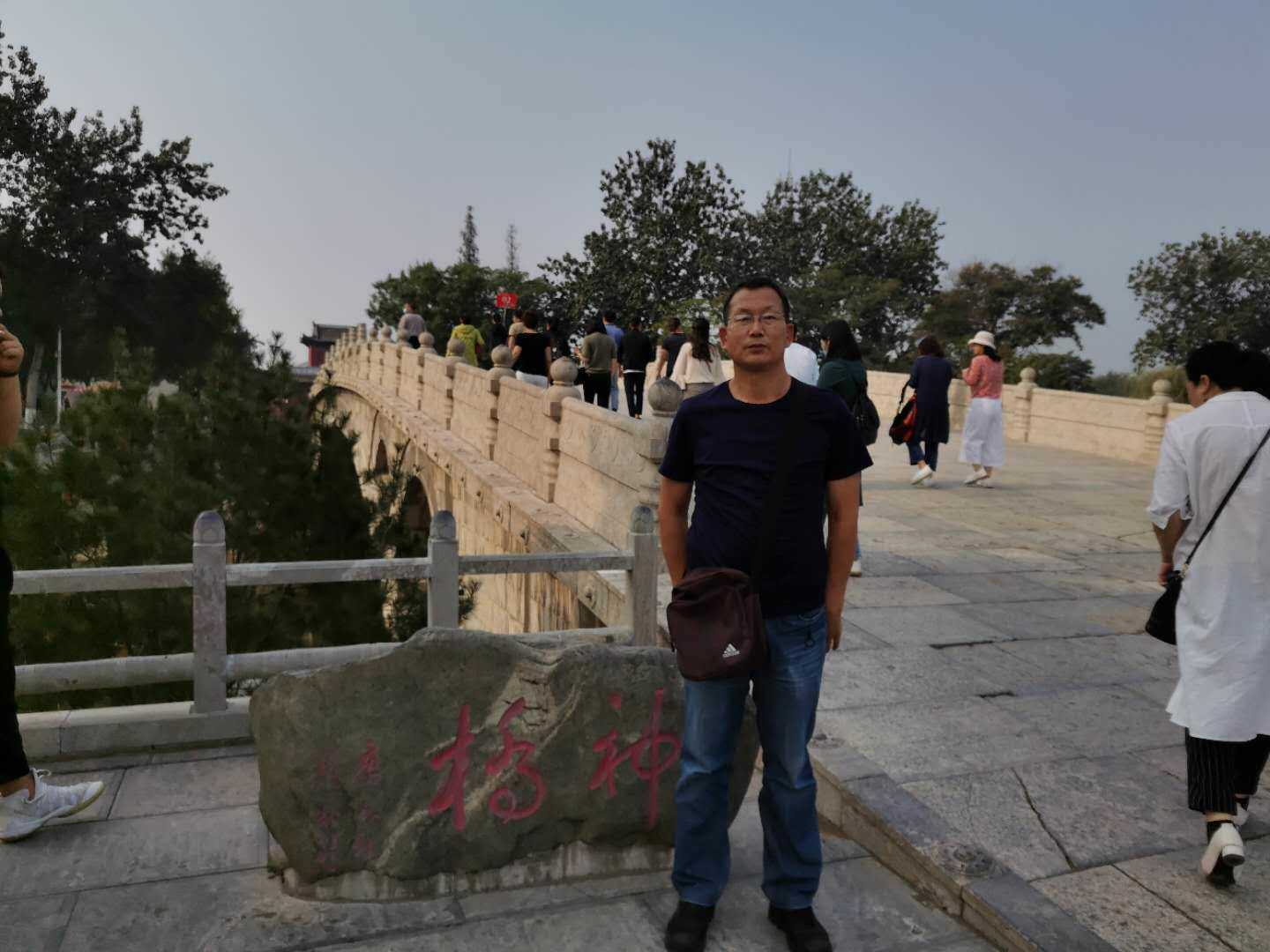 丁化利头像