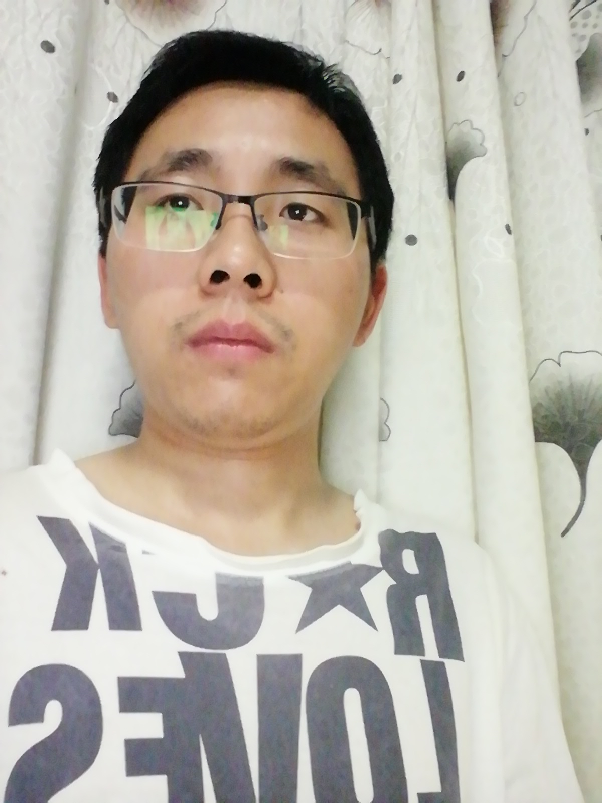 严兵头像