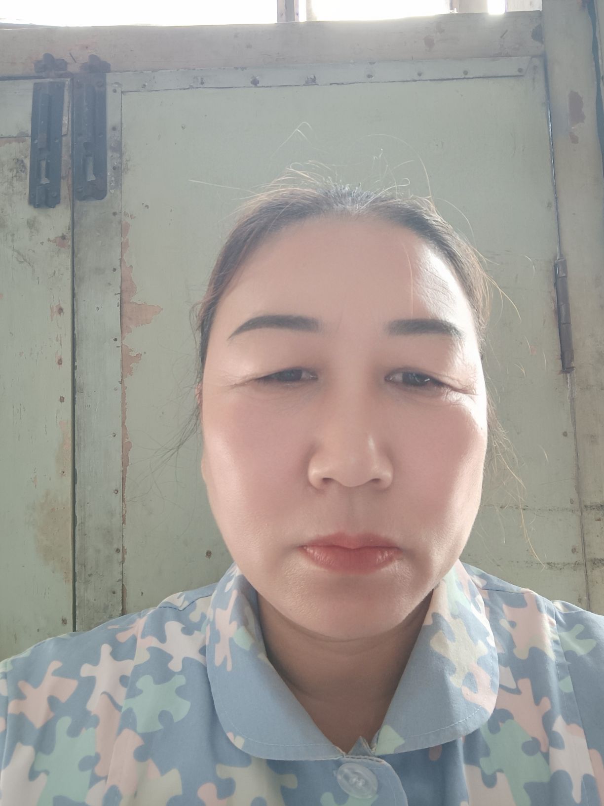 代立红头像