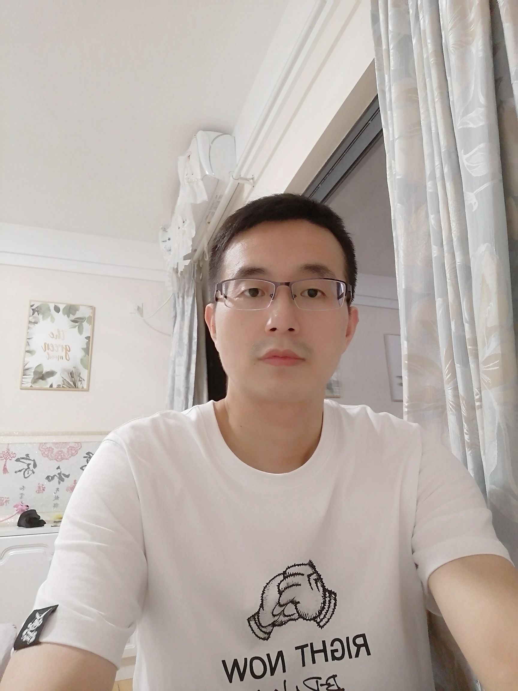 张俊俊头像