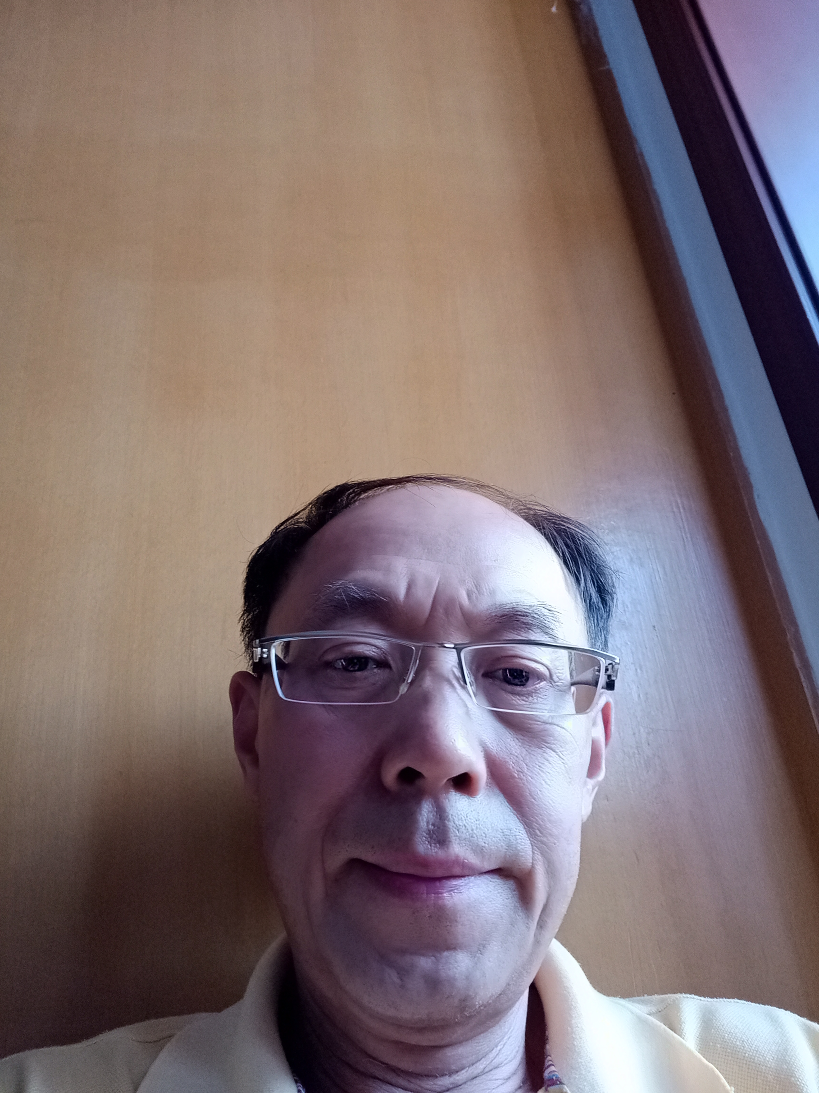 丁训镭头像