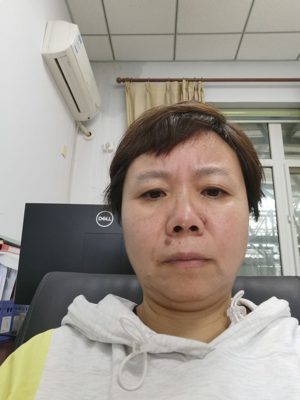 兰彩红头像