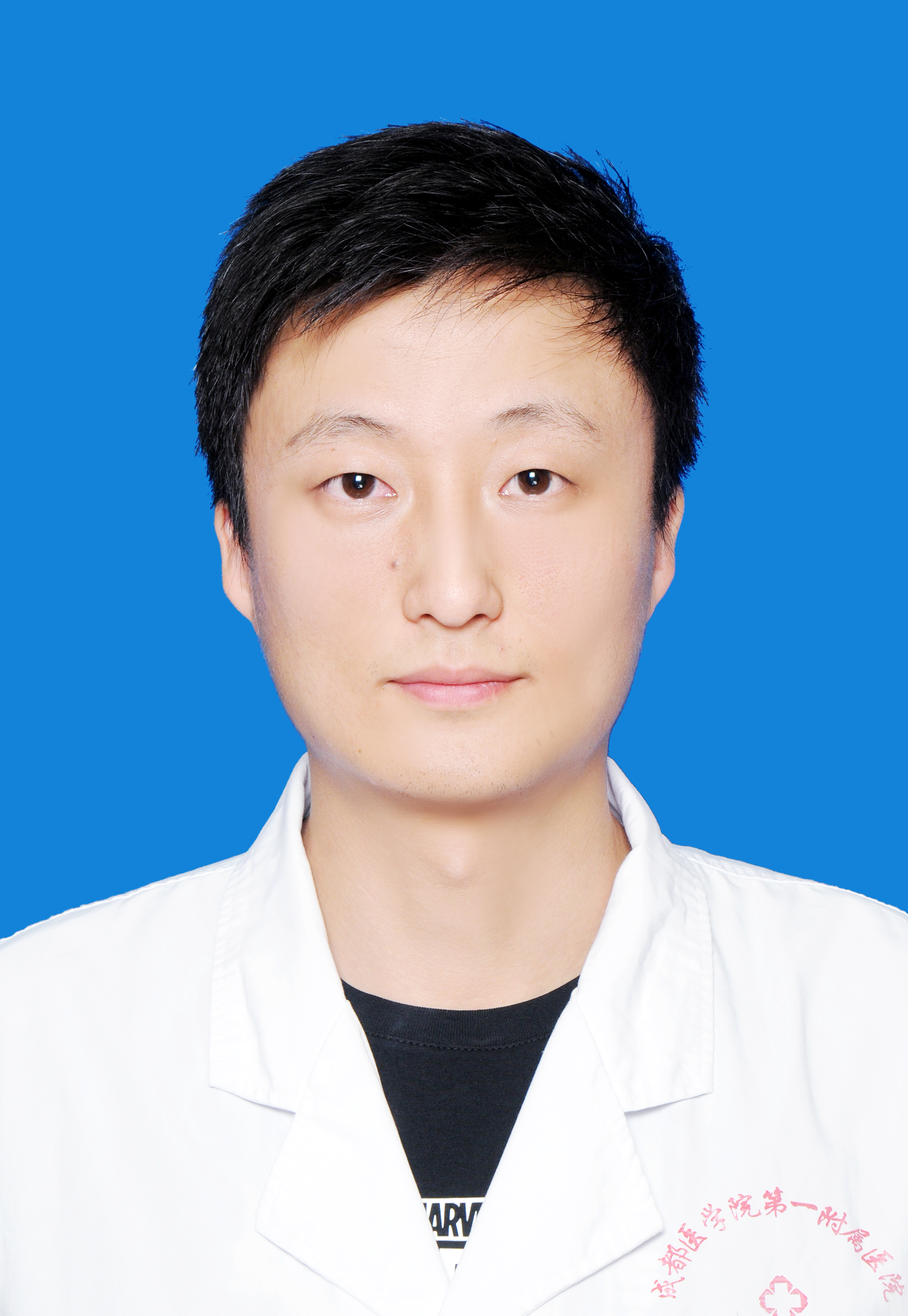 梁一男头像