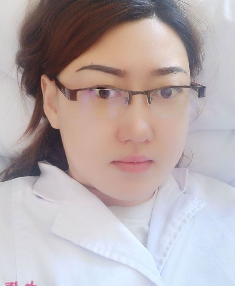 黄芸头像