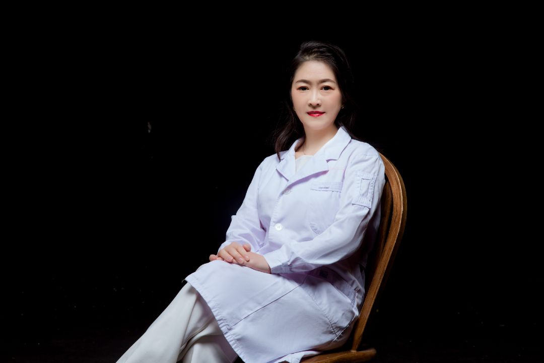 梁红头像