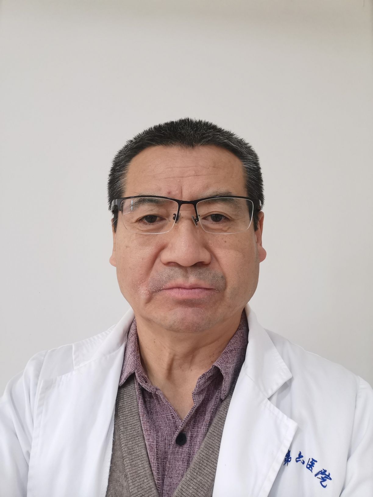 校佰平头像