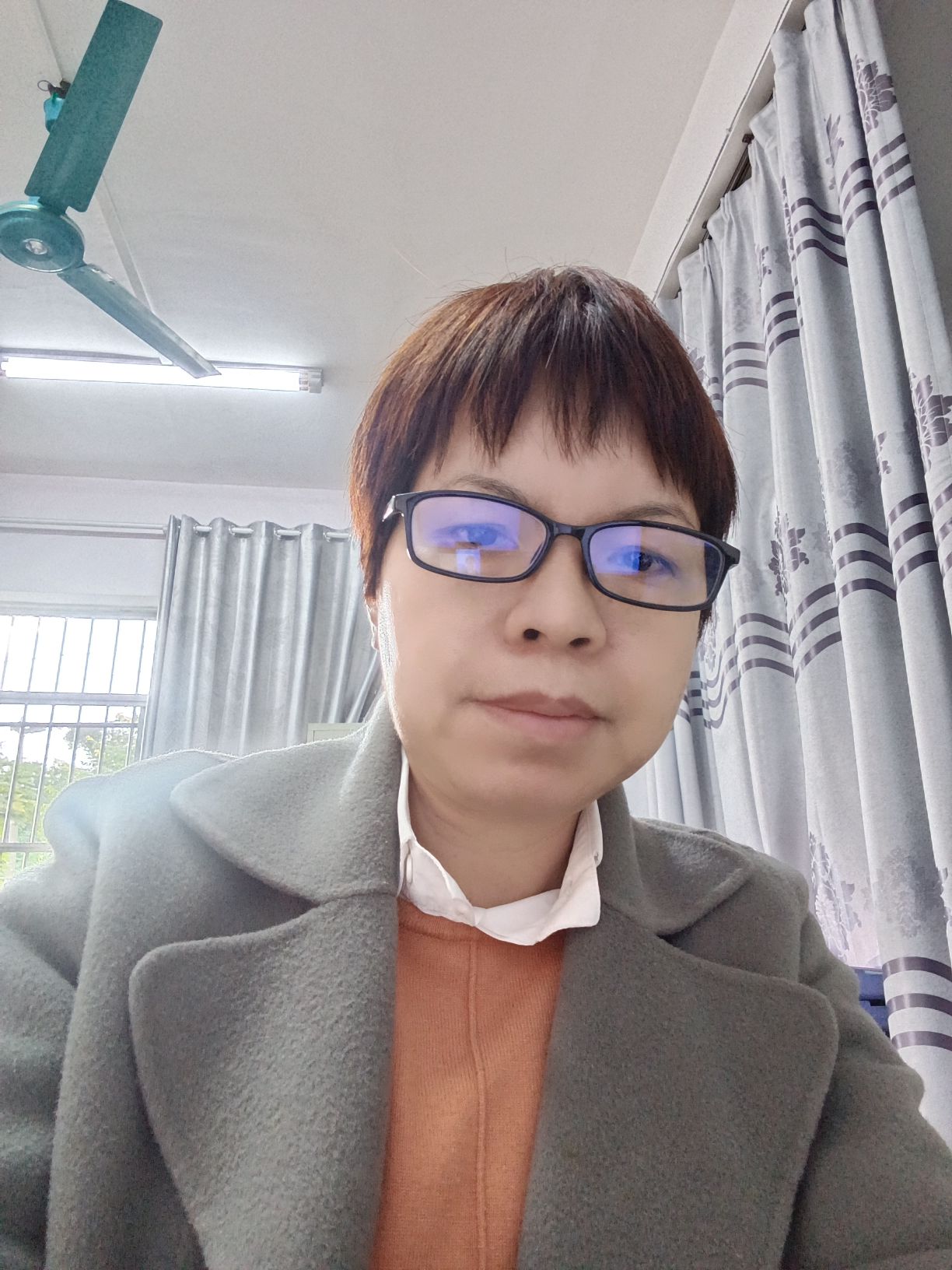 廖彩虹头像