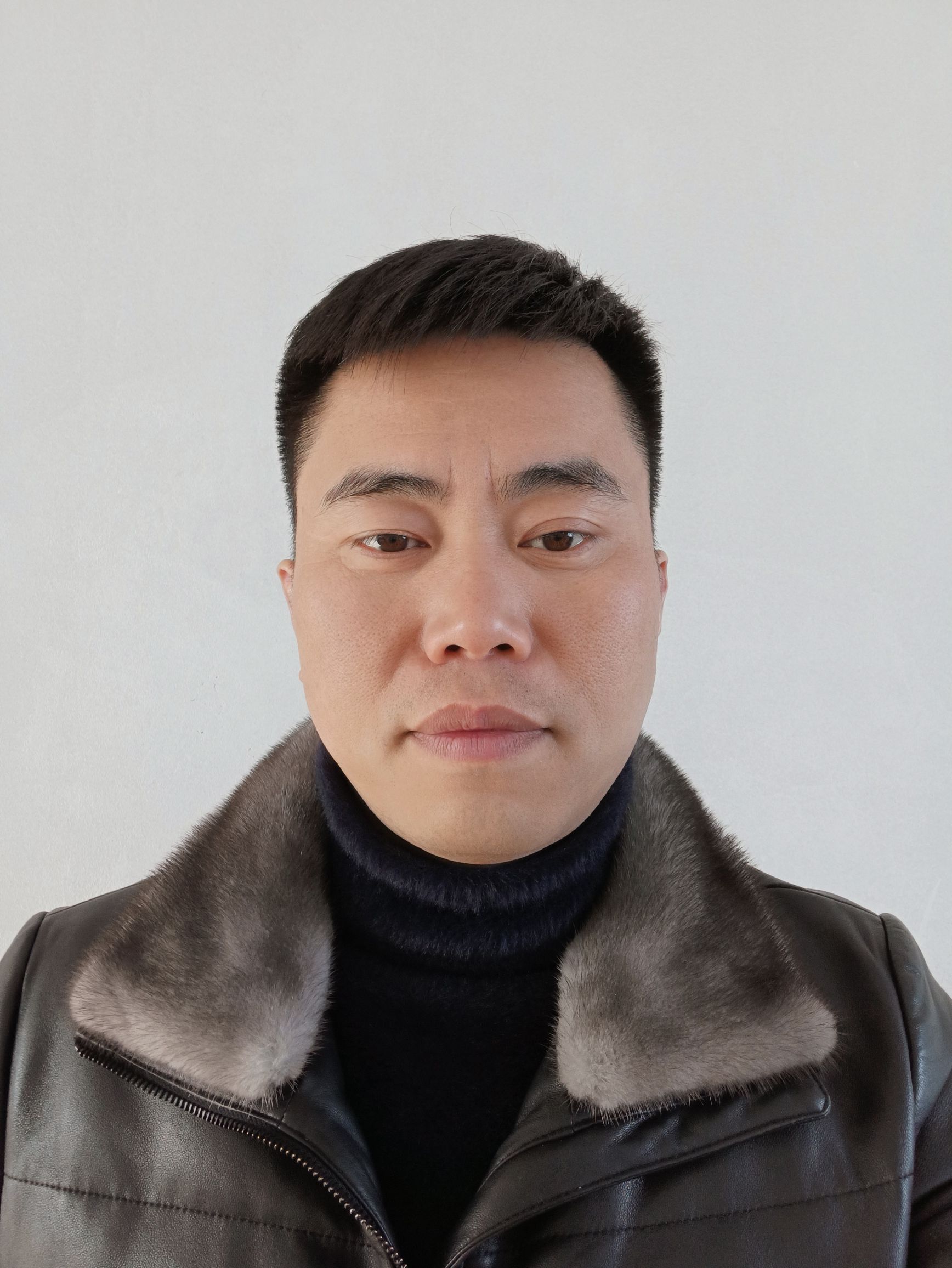 梁向东头像