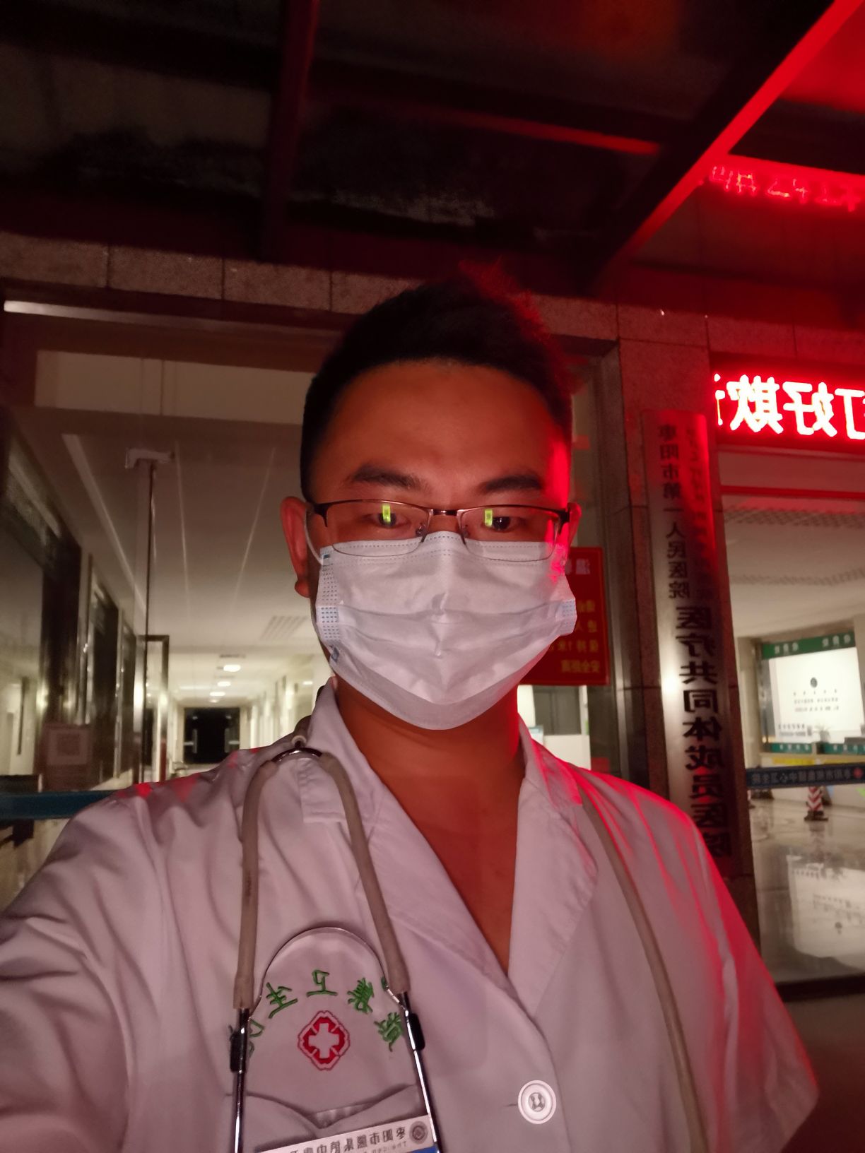 卢悦头像